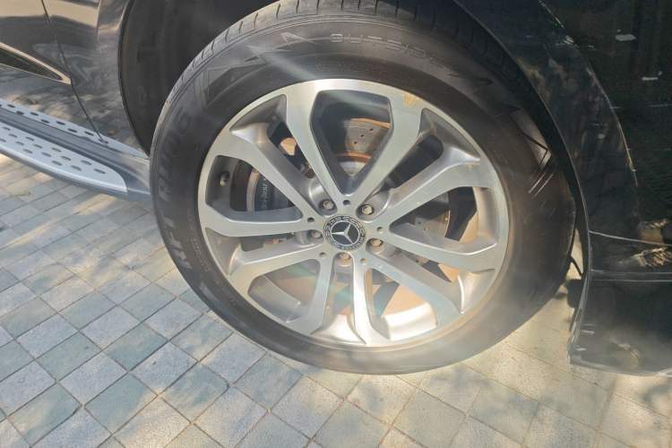 Used Mercedes-Benz GLE 2017 GLE 320 4MATIC Dynamic Model Right Front Wheel Hub