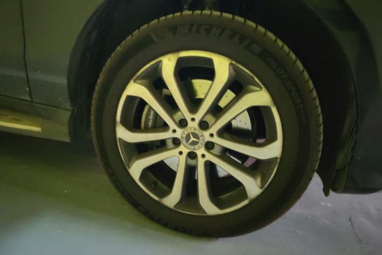 Used Mercedes-Benz GLE 2017 GLE 320 4MATIC Dynamic Model Right Front Wheel Hub