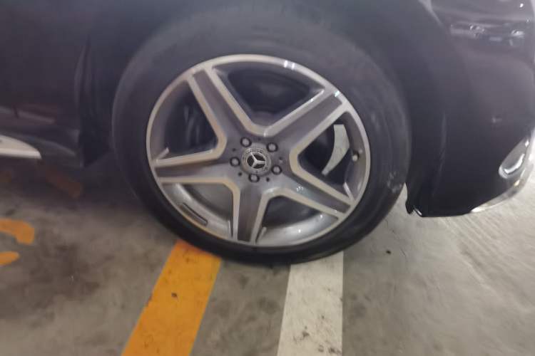 Used Mercedes-Benz GLE 2017 GLE 400 4MATIC Right Front Wheel Hub