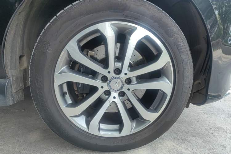 Used Mercedes-Benz GLE 2017 GLE 320 4MATIC Dynamic Model Right Front Wheel Hub