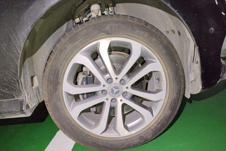 Used Mercedes-Benz GLE 2017 GLE 320 4MATIC Dynamic Model Right Front Wheel Hub