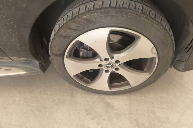 Used Mercedes-Benz GLE 2017 GLE 320 4MATIC Luxury Model Right Front Wheel Hub