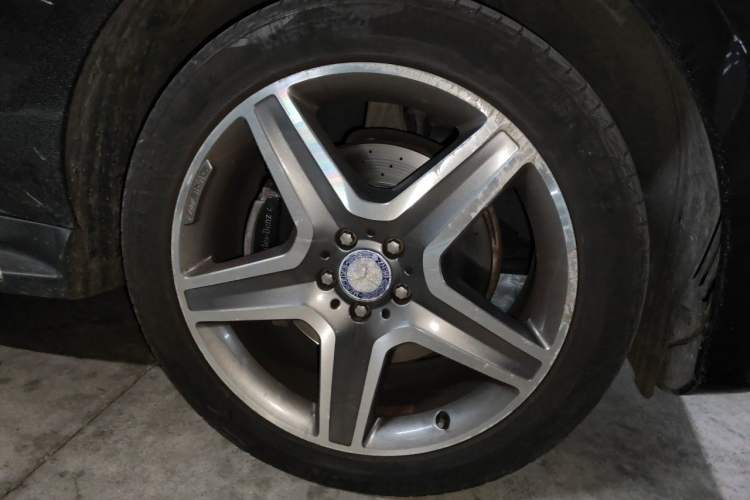 Used Mercedes-Benz GLE 2017 GLE 400 4MATIC Right Front Wheel Hub
