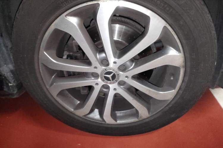 Used Mercedes-Benz GLE 2017 GLE 320 4MATIC Dynamic Model Right Front Wheel Hub