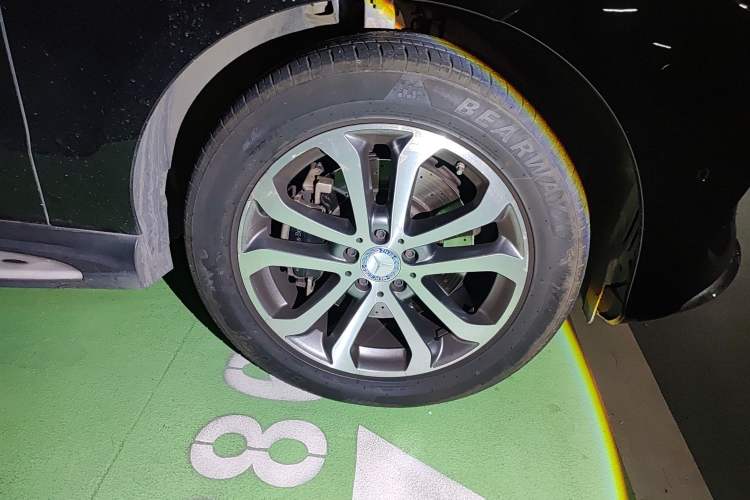 Used Mercedes-Benz GLE 2017 GLE 320 4MATIC Dynamic Model Right Front Wheel Hub