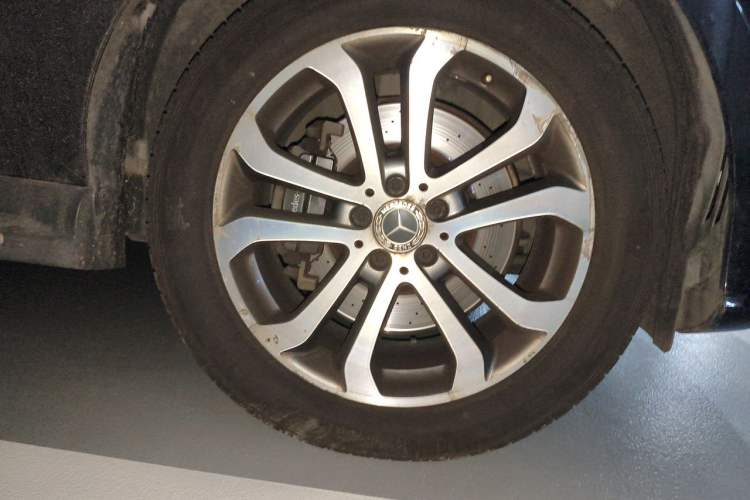 Used Mercedes-Benz GLE 2017 GLE 320 4MATIC Dynamic Model Right Front Wheel Hub