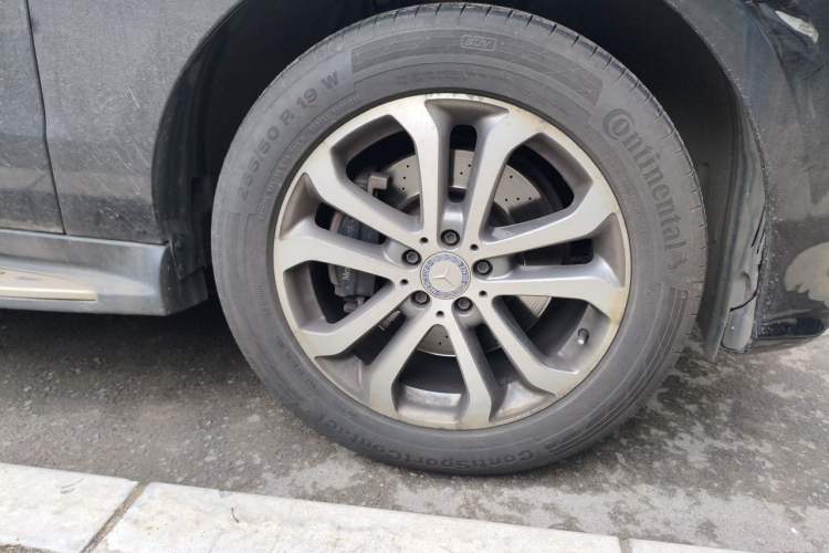 Used Mercedes-Benz GLE 2017 GLE 320 4MATIC Dynamic Model Right Front Wheel Hub