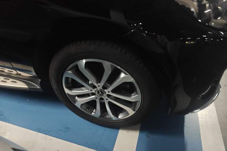 Used Mercedes-Benz GLE 2017 GLE 320 4MATIC Dynamic Model Right Front Wheel Hub