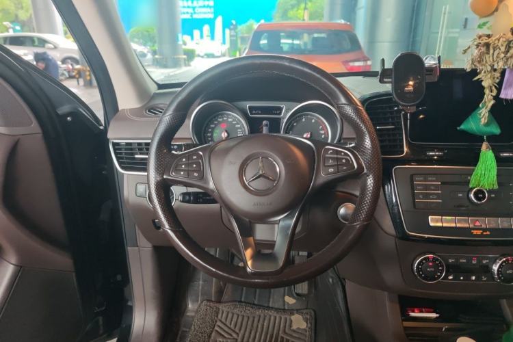 Used Mercedes-Benz GLE 2017 GLE 320 4MATIC Dynamic Model Steering Wheel