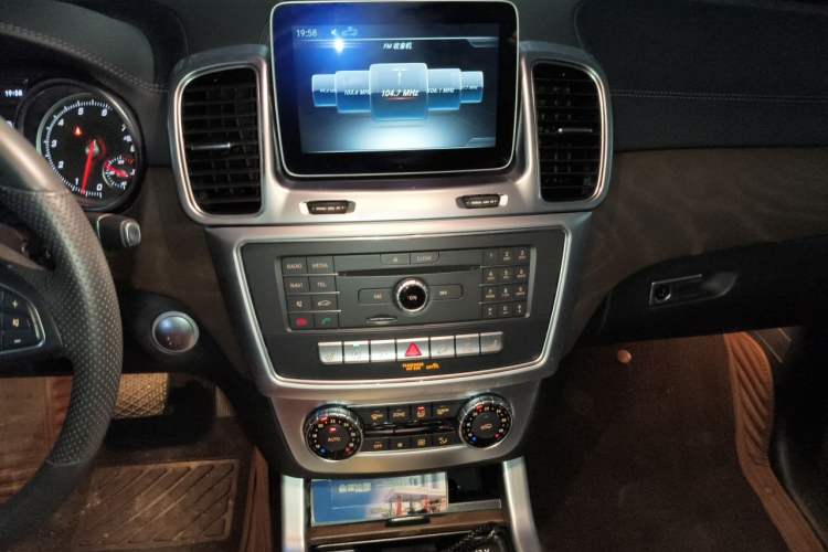 Used Mercedes-Benz GLE 2017 GLE 320 4MATIC Dynamic Model Audio And AC Panel