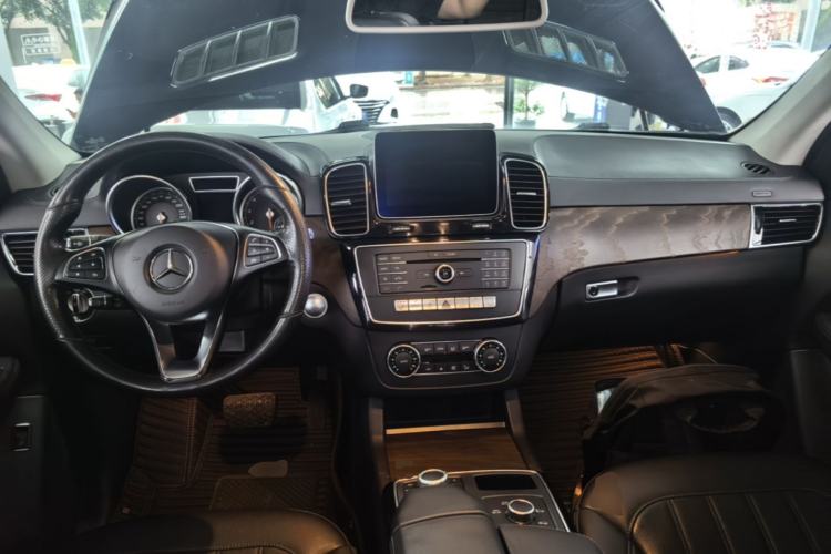 Used Mercedes-Benz GLE 2017 GLE 320 4MATIC Dynamic Model Center Console