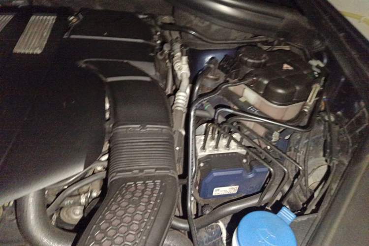 Used Mercedes-Benz GLE 2017 GLE 320 4MATIC Dynamic Model Engine Bay Left