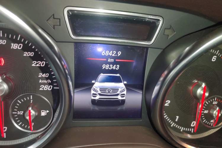 Used Mercedes-Benz GLE 2017 GLE 400 4MATIC Odometer Close Up