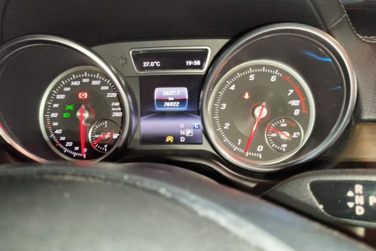 Used Mercedes-Benz GLE 2017 GLE 320 4MATIC Dynamic Model Odometer Close Up