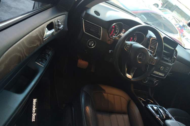 Used Mercedes-Benz GLE 2017 GLE 320 4MATIC Luxury Model Interior 3
