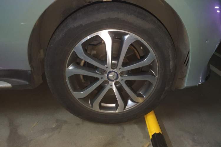 Used Mercedes-Benz GLE 2017 GLE 320 4MATIC Luxury Model Right Front Wheel Hub