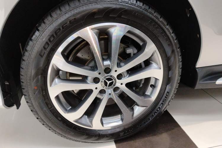 Used Mercedes-Benz GLE 2017 GLE 320 4MATIC Dynamic Model Left Front Wheel Hub
