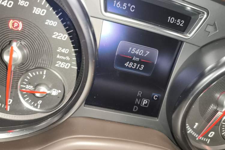 Used Mercedes-Benz GLE 2017 GLE 320 4MATIC Dynamic Model Odometer Close Up