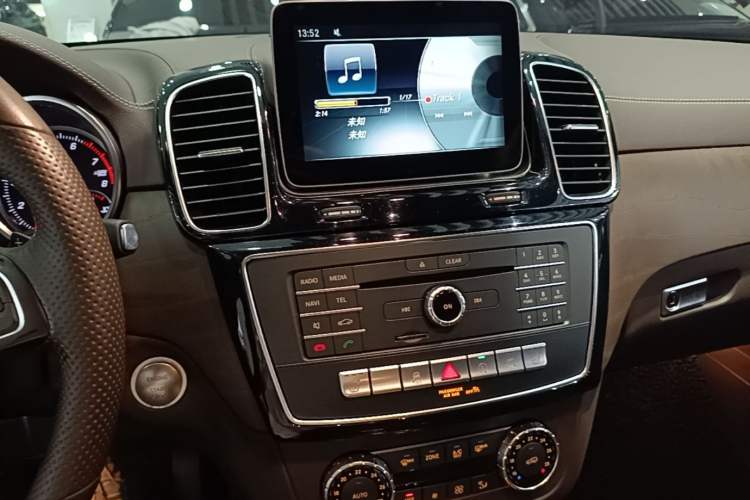 Used Mercedes-Benz GLE 2017 GLE 400 4MATIC Audio And AC Panel