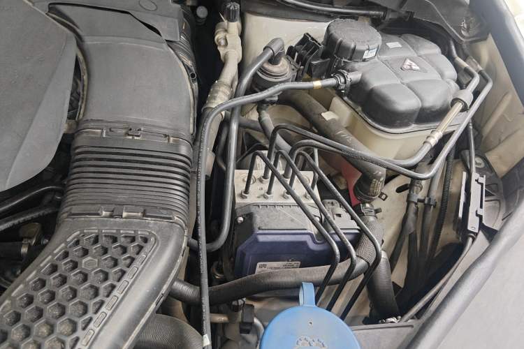 Used Mercedes-Benz GLE 2017 GLE 320 4MATIC Dynamic Model Engine Bay Left