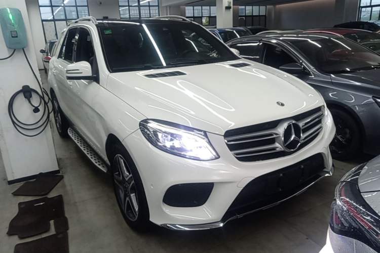Used Mercedes-Benz GLE 2017 GLE 400 4MATIC Front Right 45 Deg