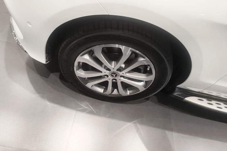 Used Mercedes-Benz GLE 2017 GLE 320 4MATIC Dynamic Model Left Front Wheel Hub