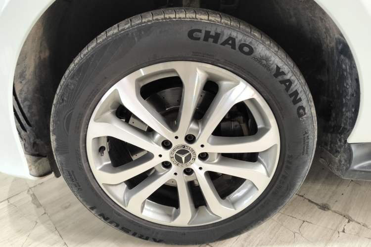Used Mercedes-Benz GLE 2017 GLE 320 4MATIC Dynamic Model Left Front Wheel Hub