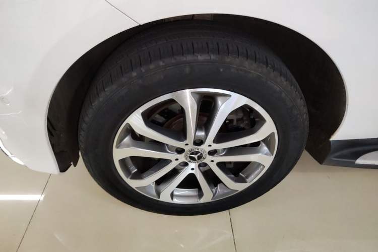 Used Mercedes-Benz GLE 2017 GLE 320 4MATIC Dynamic Model Left Front Wheel Hub