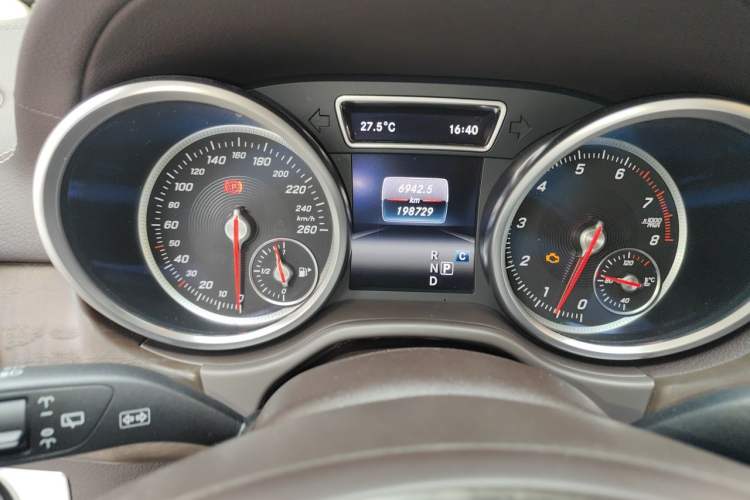 Used Mercedes-Benz GLE 2017 GLE 320 4MATIC Dynamic Model Odometer Close Up