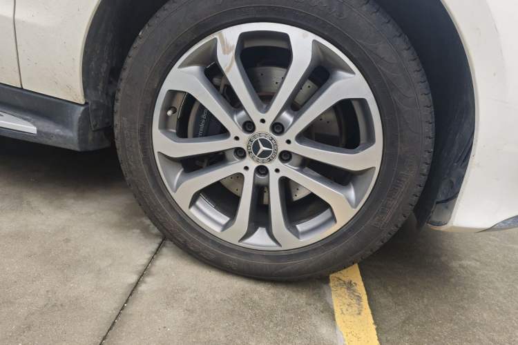 Used Mercedes-Benz GLE 2017 GLE 320 4MATIC Dynamic Model Right Front Wheel Hub