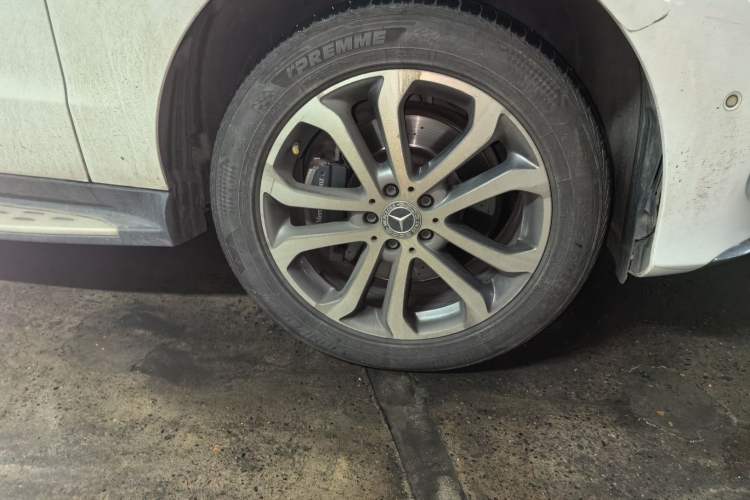Used Mercedes-Benz GLE 2017 GLE 320 4MATIC Dynamic Model Right Front Wheel Hub