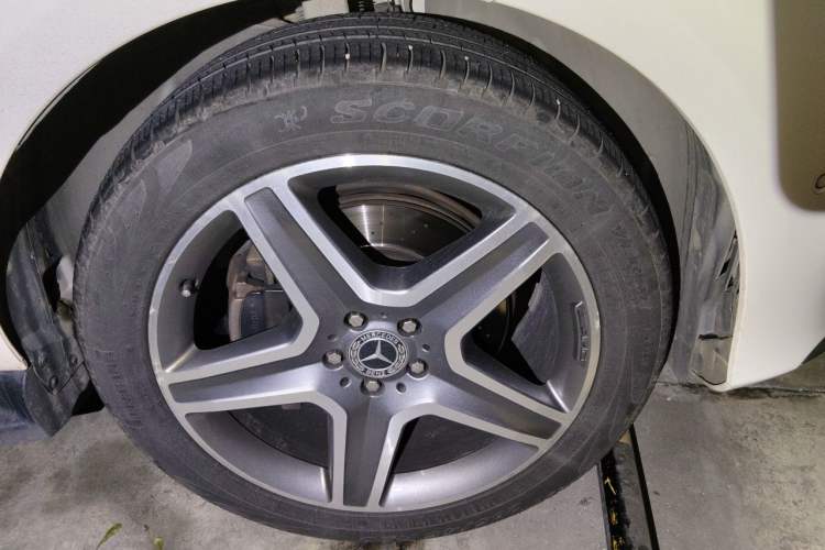 Used Mercedes-Benz GLE 2017 GLE 400 4MATIC Right Front Wheel Hub