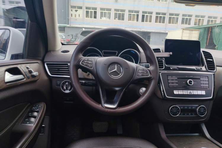 Used Mercedes-Benz GLE 2017 GLE 320 4MATIC Dynamic Model Steering Wheel