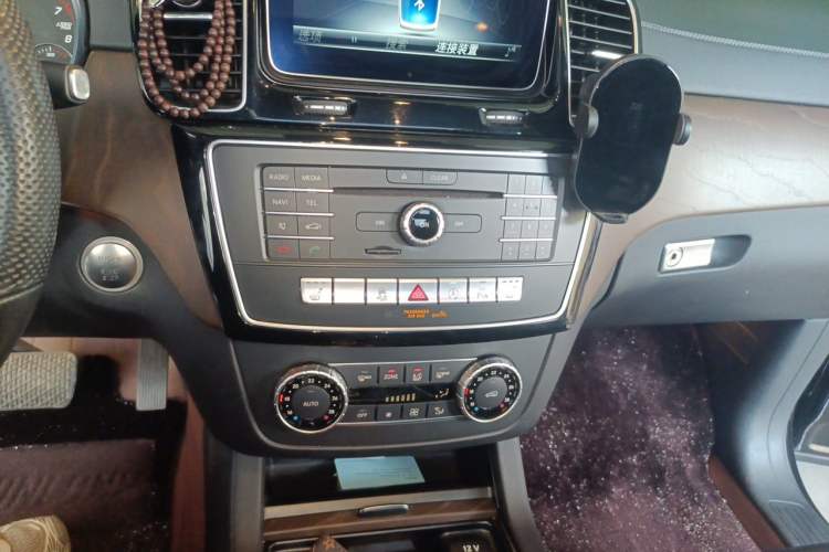 Used Mercedes-Benz GLE 2018 GLE 400 4MATIC Exclusive Edition Audio And AC Panel