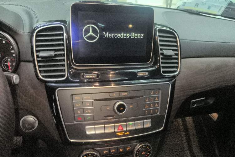 Used Mercedes-Benz GLE 2018 GLE 400 4MATIC Exclusive Edition Audio And AC Panel