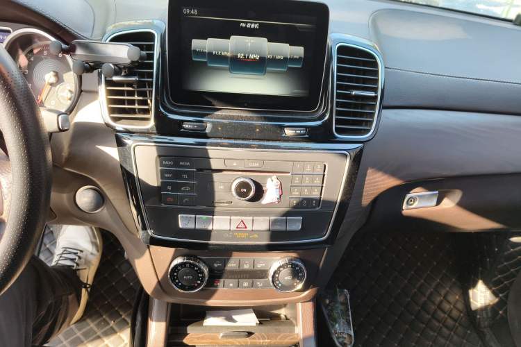 Used Mercedes-Benz GLE 2018 GLE 320 4MATIC Luxury Collection Edition Audio And AC Panel