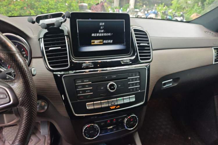 Used Mercedes-Benz GLE 2018 GLE 400 4MATIC Exclusive Edition Audio And AC Panel
