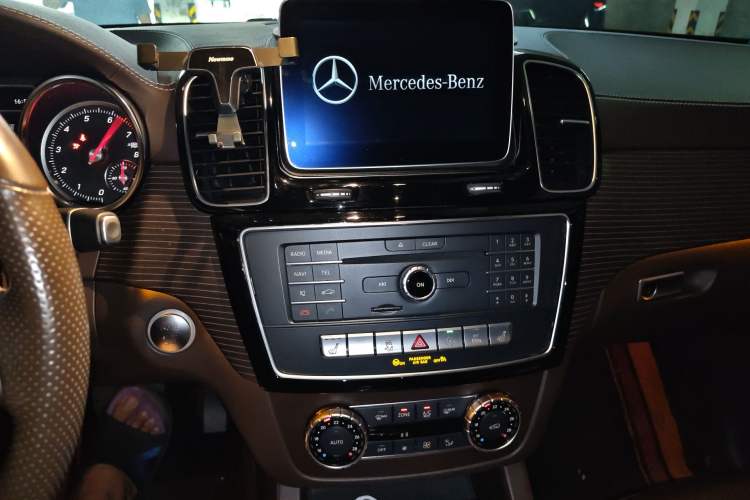 Used Mercedes-Benz GLE 2018 GLE 400 4MATIC Exclusive Edition Audio And AC Panel