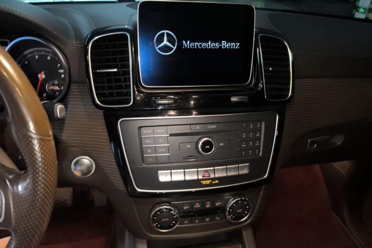 Used Mercedes-Benz GLE 2018 GLE 400 4MATIC Exclusive Edition Audio And AC Panel