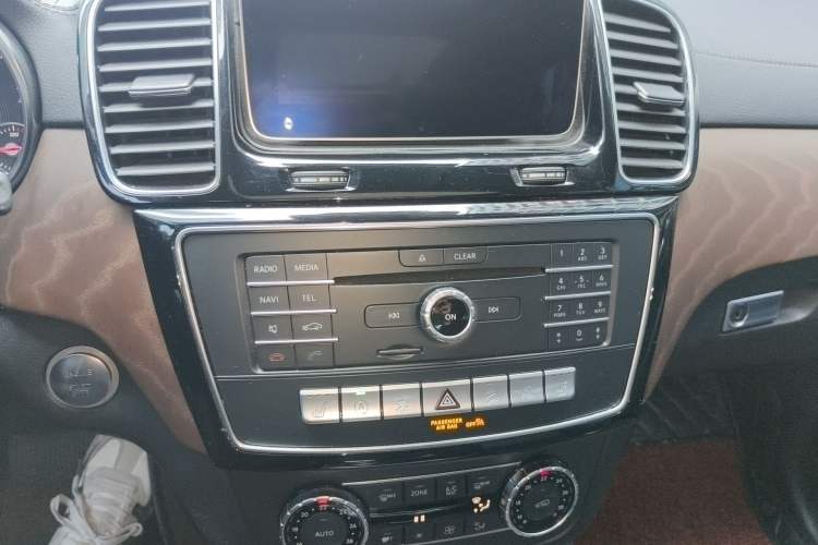 Used Mercedes-Benz GLE 2018 GLE 320 4MATIC Luxury Collection Edition Audio And AC Panel