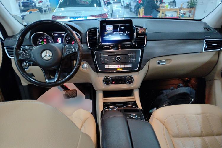 Used Mercedes-Benz GLE 2018 GLE 320 4MATIC Dynamic Edition Collector's Edition Interior 2