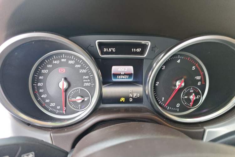 Used Mercedes-Benz GLE 2018 GLE 300 d 4MATIC Odometer Close Up