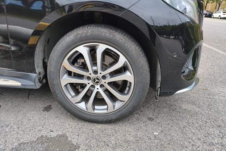 Used Mercedes-Benz GLE 2018 GLE 320 4MATIC Dynamic Edition Collector's Edition Right Front Wheel Hub
