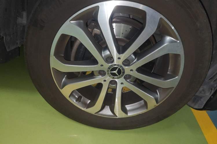 Used Mercedes-Benz GLE 2018 GLE 320 4MATIC Dynamic Edition Collector's Edition Right Front Wheel Hub