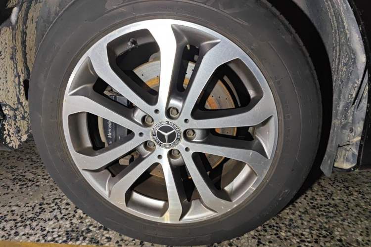 Used Mercedes-Benz GLE 2018 GLE 320 4MATIC Dynamic Edition Collector's Edition Right Front Wheel Hub