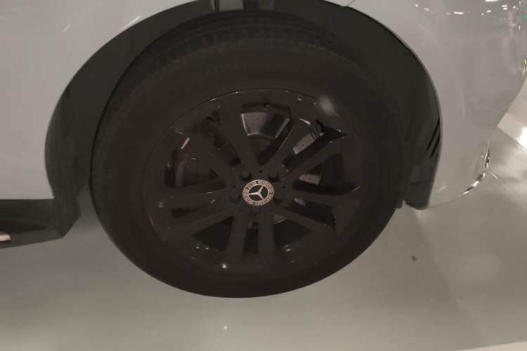 Used Mercedes-Benz GLE 2018 GLE 320 4MATIC Dynamic Edition Collector's Edition Right Front Wheel Hub
