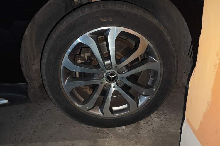 Used Mercedes-Benz GLE 2018 GLE 320 4MATIC Dynamic Edition Collector's Edition Right Front Wheel Hub