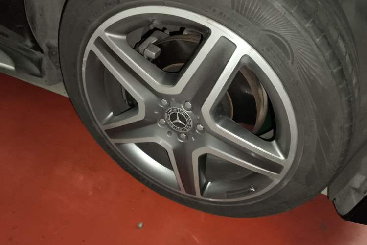 Used Mercedes-Benz GLE 2018 GLE 400 4MATIC Exclusive Edition Right Front Wheel Hub