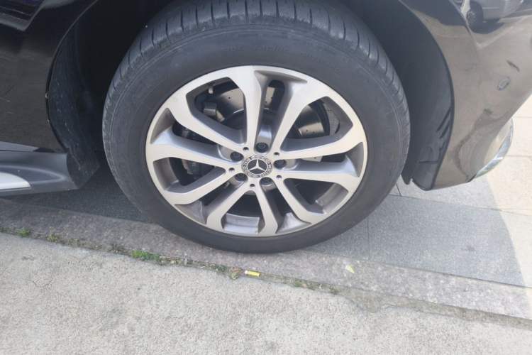 Used Mercedes-Benz GLE 2018 GLE 320 4MATIC Dynamic Edition Collector's Edition Right Front Wheel Hub
