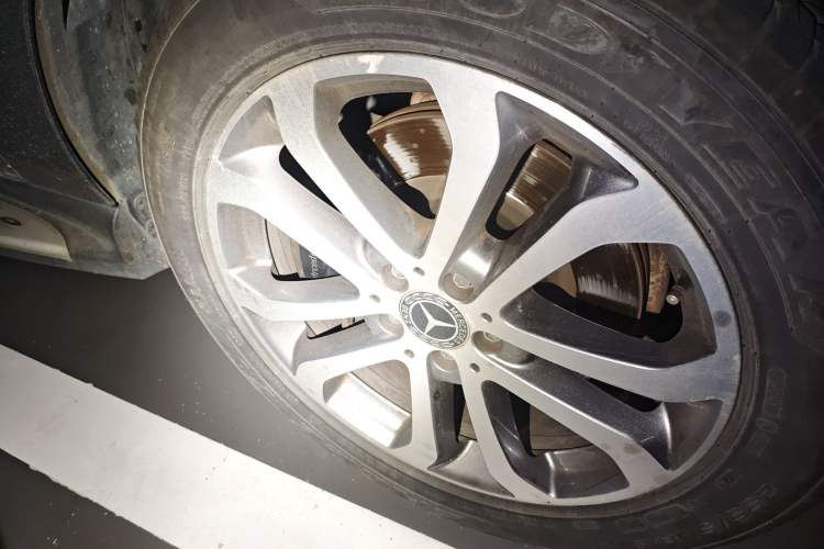 Used Mercedes-Benz GLE 2018 GLE 320 4MATIC Dynamic Edition Collector's Edition Right Front Wheel Hub